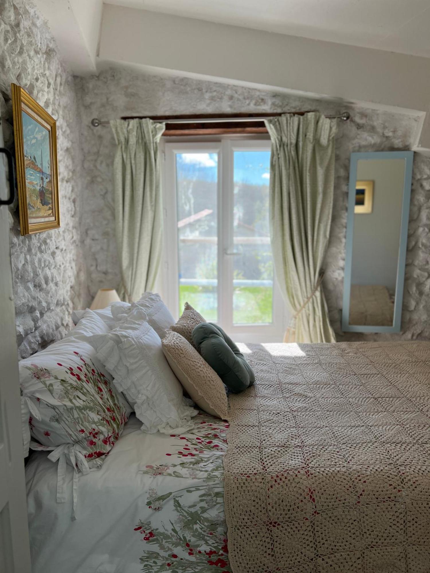 Entire Apartment With Swimming Pool Near Aubeterre Saint-Romain  Екстериор снимка